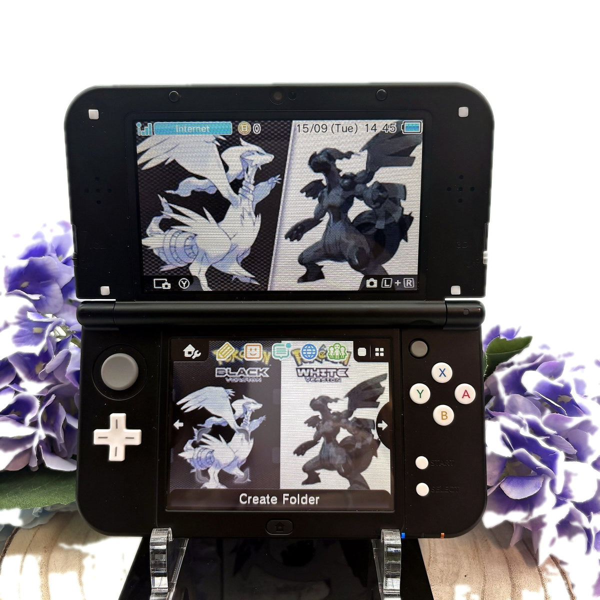 Custom New Nintendo 3DS XL schwarz Pokemon Sonne Mond aufgeklappt Frontansicht weisser Hintergrund