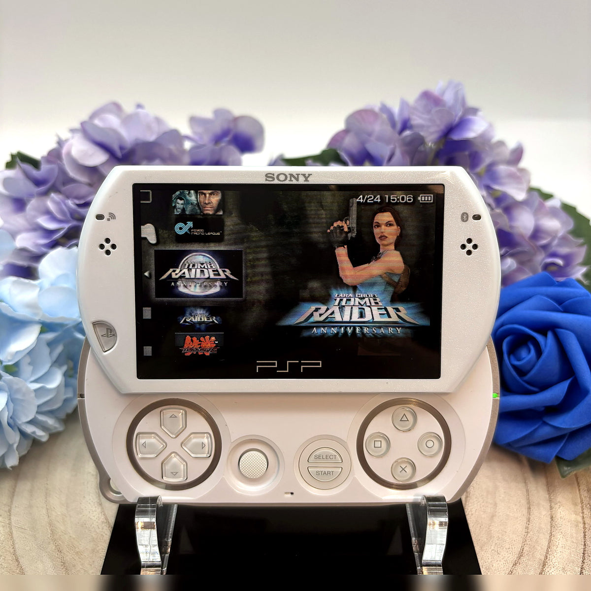 PSP Go N1000 in weiß geöffnete Ansicht